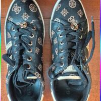 Scarpe basse Guess.