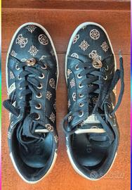 Scarpe basse Guess.
