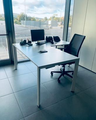 scrivania ufficio professionale