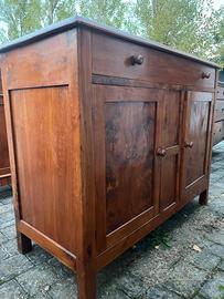 Credenza in legno con pannelli in radica