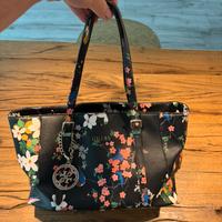 Borsa e Portafoglio Guess usati colore scuro fiori