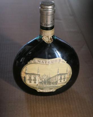Vino Mateus vecchia bottiglia portoghese