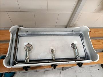 Piastra fuochi a tre bruciatori