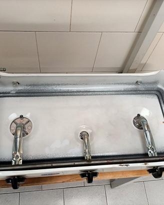 Piastra fuochi a tre bruciatori