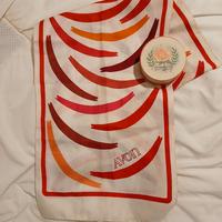 Cipria AVON e una sciarpa AVON