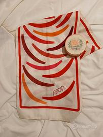 Cipria AVON e una sciarpa AVON