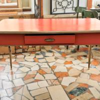 Tavolo in formica rosso