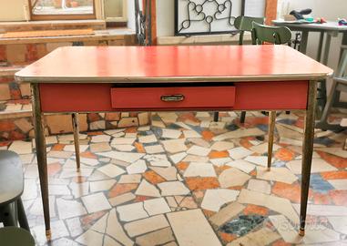 Tavolo in formica rosso