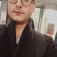 Cameriere a pranzo aiuto barista