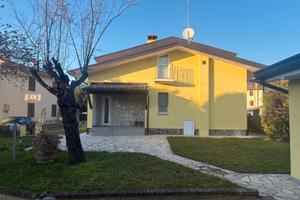 Luminosa villa singola con depandance e corte