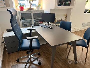 Scrivania, sedie e mobile per ufficio