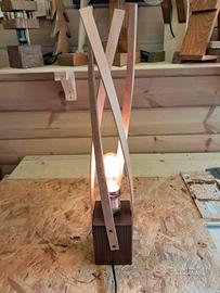 Lampada da tavolo in legno