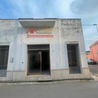 Locale angolare con doppio ingresso