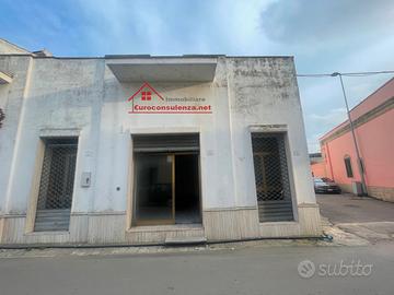 Locale angolare con doppio ingresso