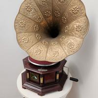 Grammofono antico con base in legno ottagonale