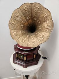 Grammofono antico con base in legno ottagonale