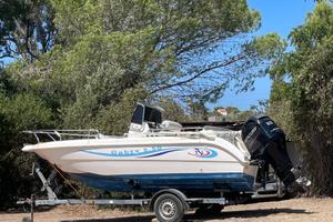 Motoscafo in vetroresina con pilotina equipaggiato