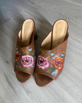 Sandali Kammi in cuoio ricamati