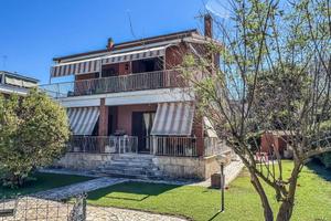 Villa di 330 m² con più di 5 locali e box auto a R