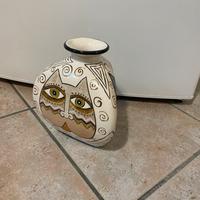 Vaso bianco geometrico con disegno di gatti