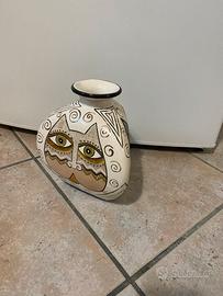 Vaso bianco geometrico con disegno di gatti