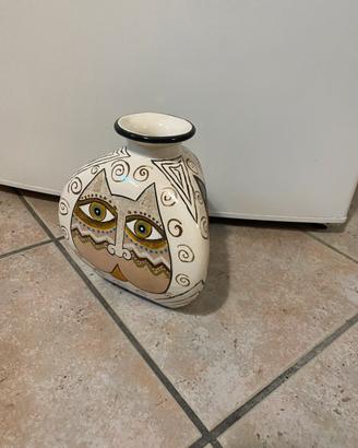 Vaso bianco geometrico con disegno di gatti