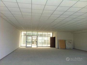 Immobile di 200 m² con 1 locale a Lucca