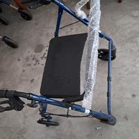 deambulatore con seduta 