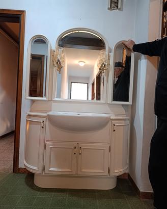 Mobile bagno bianco con lavandino stile vintage