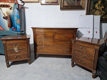 1 Comò, 2 comodini ed un letto in legno massello.