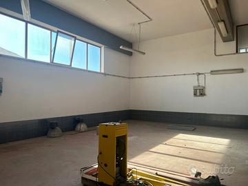 Capannone artigianale con piazzale privato