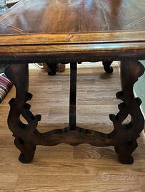 Tavolo in legno di noce 