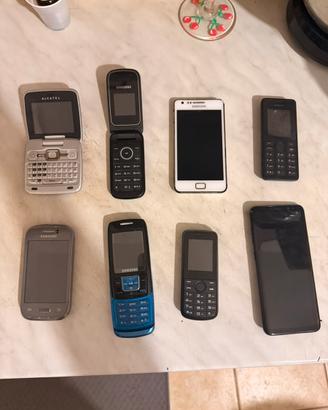 Lotto 8 cellulari old e per ricambi
