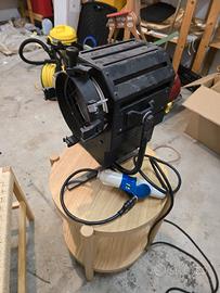Faro Fresnel Alogeno Ianiro Solaris 1KW con stativ