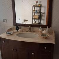 Mobile bagno con specchiera e rubinetteria – 300€