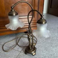 Lampada antica con donna e doppia luce