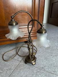 Lampada antica con donna e doppia luce