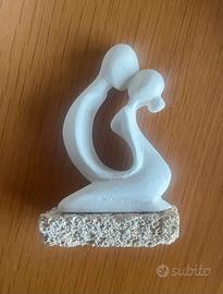 Statuetta coppia innamorati che si baciano