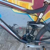 Bici da downhill.  anche in pezzi.