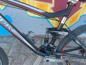 Bici da downhill.  anche in pezzi.