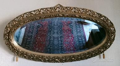 Grande specchiera ovale con cornice in legno
