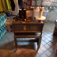 Etichettatrice per bottiglie.