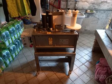 Etichettatrice per bottiglie.