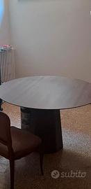Tavolo, sedie, letto, tavolini comodini