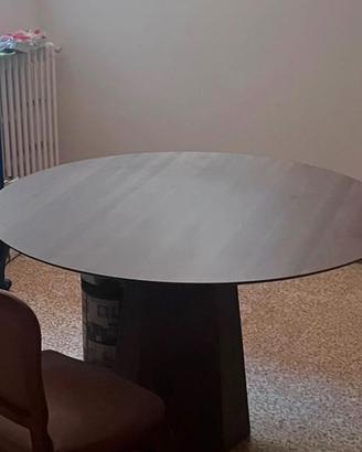 Tavolo, sedie, letto, tavolini comodini