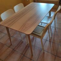 Tavolo in legno rivestito moderno
