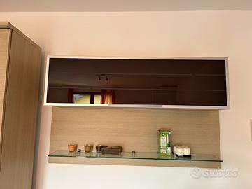 Mobile sospeso con credenza e mensola in vetro