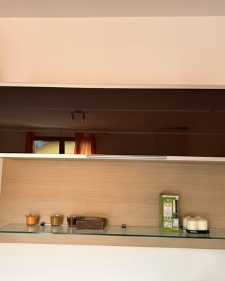Mobile sospeso con credenza e mensola in vetro