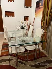 Tavolo in cristallo con sedie