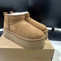 Stivali da neve UGG Mini con tacco alto da donna40